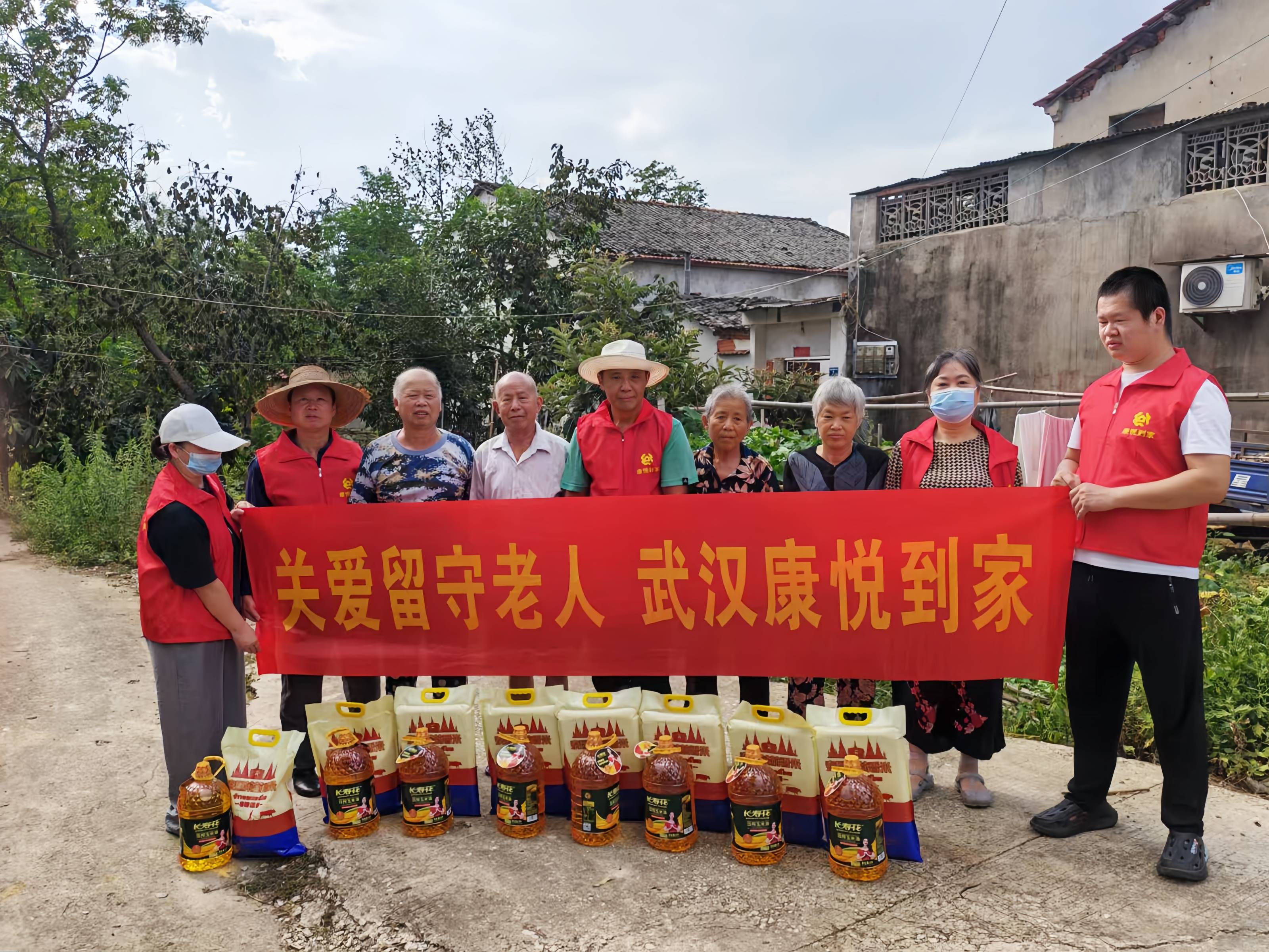 武汉：一袋米一桶油，一份真情送上门